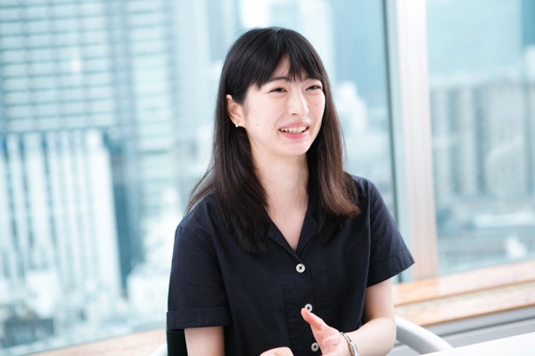 インタビューを受ける冨田有沙さん2